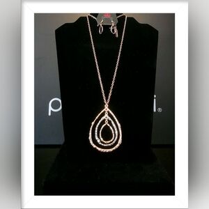 Paparazzi Jewelry Going For Grit Necklace and Earring Set.